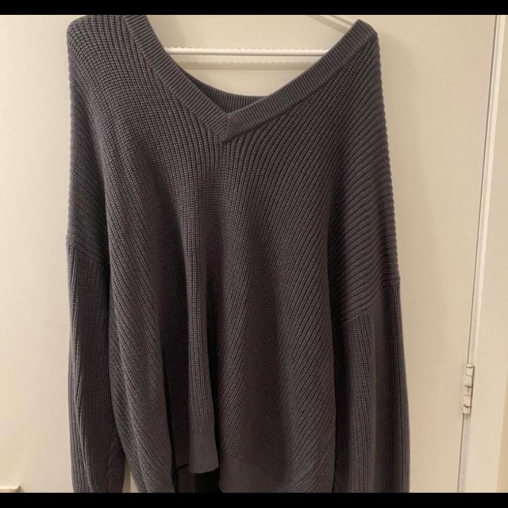 Aritzia TNA Beacon v-neck sweater